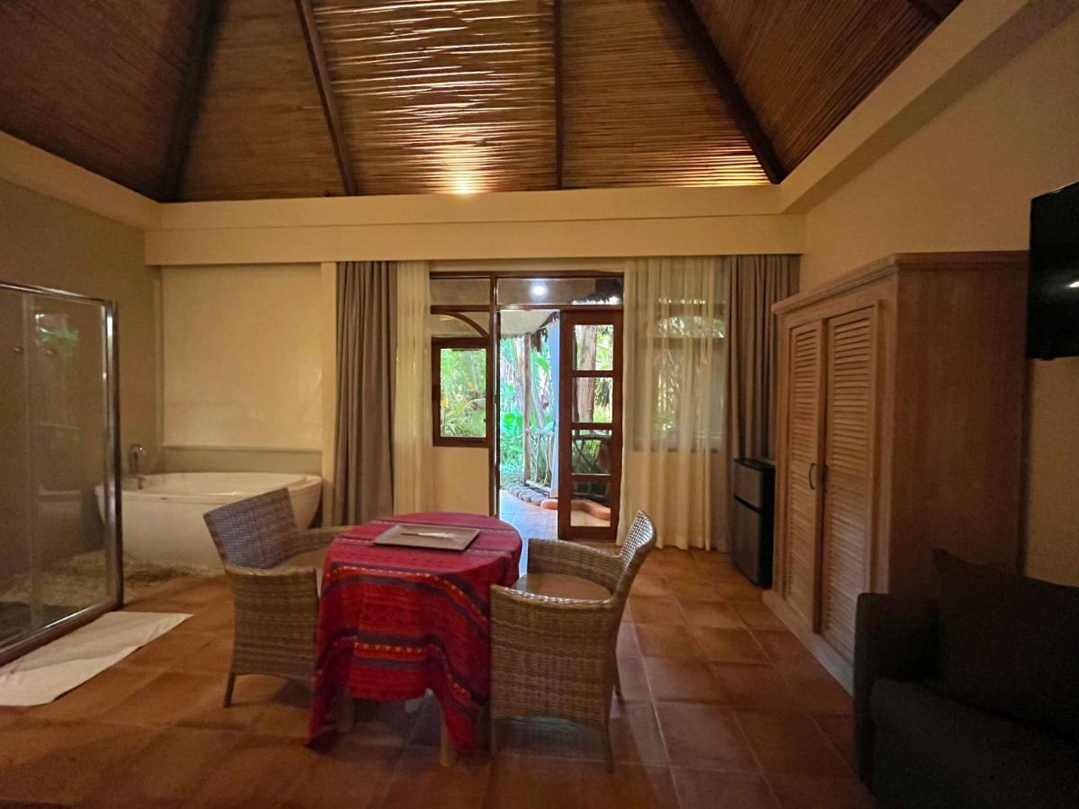 Coco Grove Beach Resort, Siquijor Island Ngoại thất bức ảnh A room at the resort