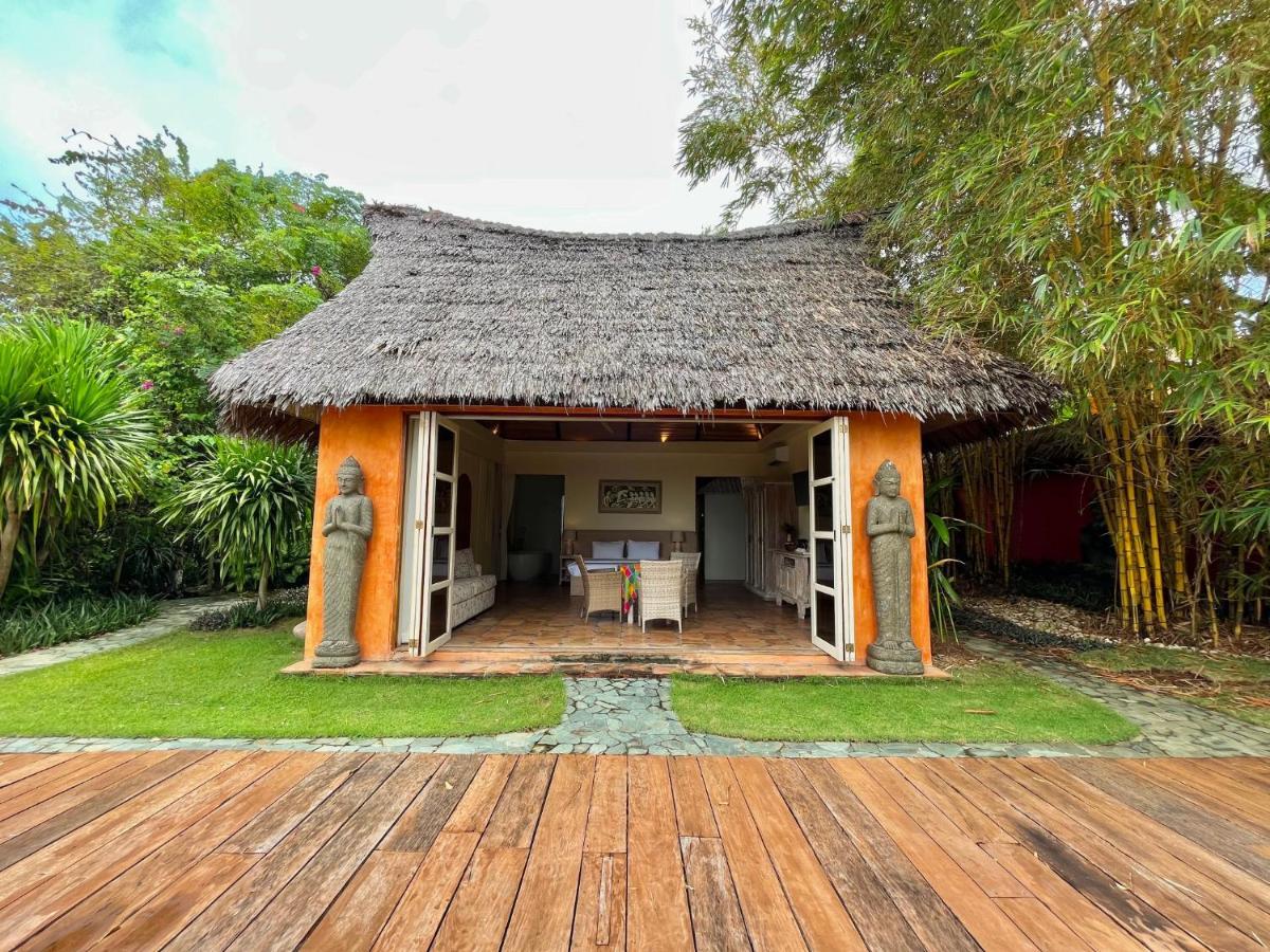 Coco Grove Beach Resort, Siquijor Island Ngoại thất bức ảnh A villa at the resort