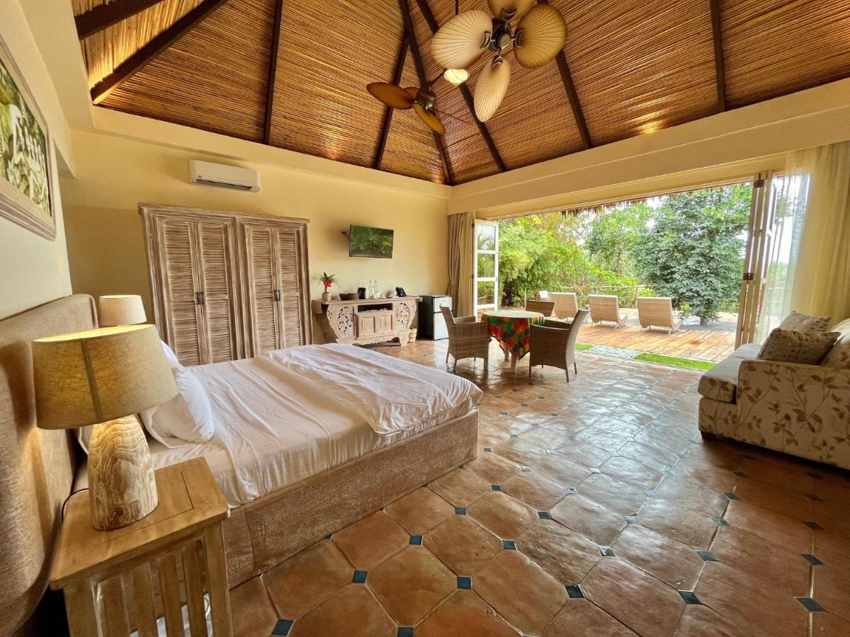 Coco Grove Beach Resort, Siquijor Island Ngoại thất bức ảnh A room at the hotel