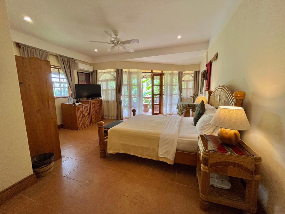 Coco Grove Beach Resort, Siquijor Island Ngoại thất bức ảnh A room at the resort