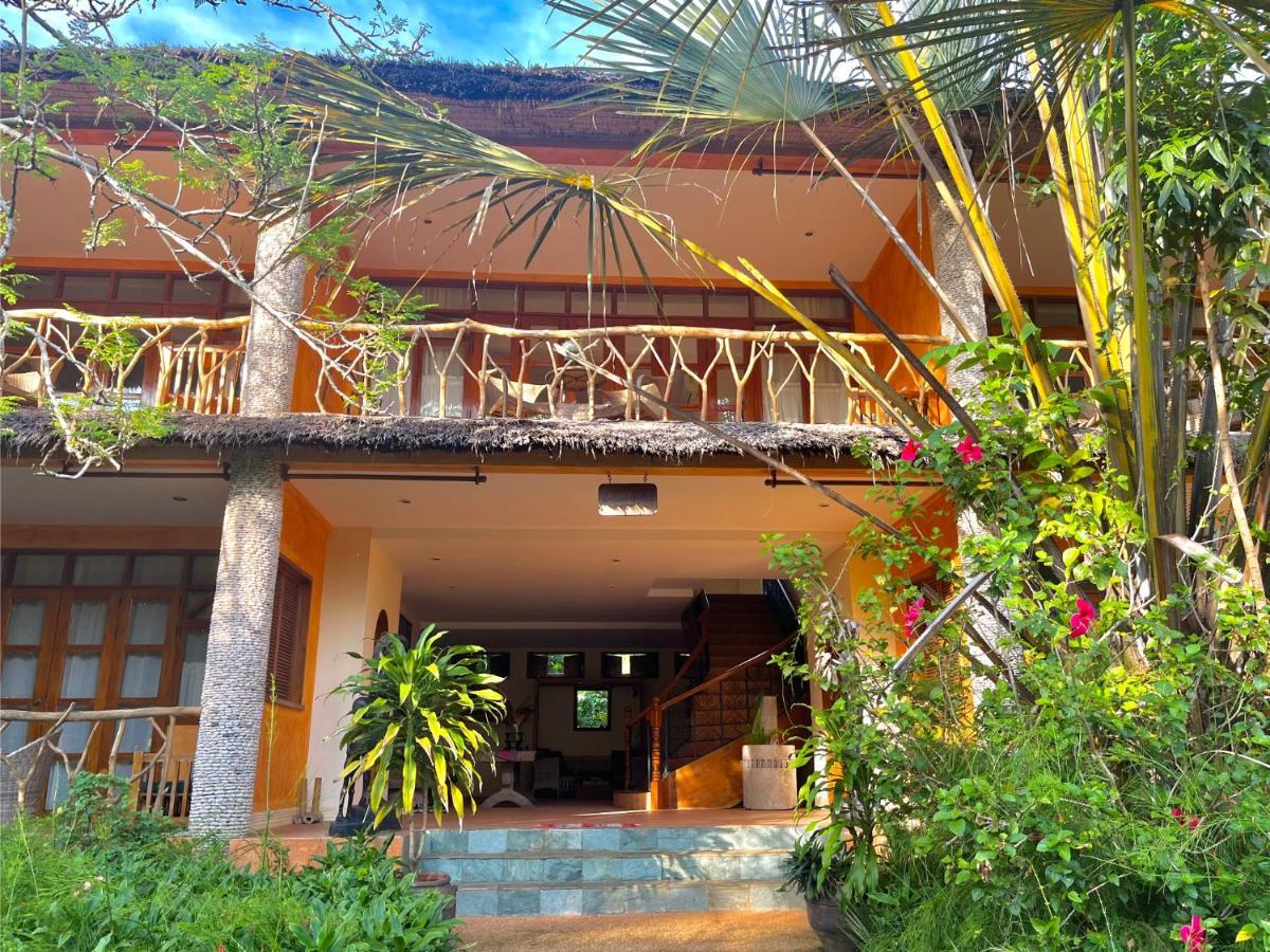 Coco Grove Beach Resort, Siquijor Island Ngoại thất bức ảnh The entrance to the hotel