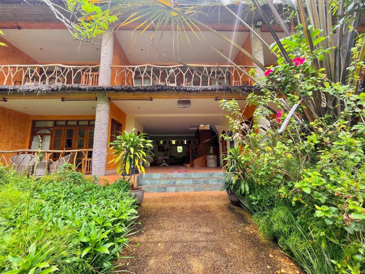 Coco Grove Beach Resort, Siquijor Island Ngoại thất bức ảnh The entrance to the hotel