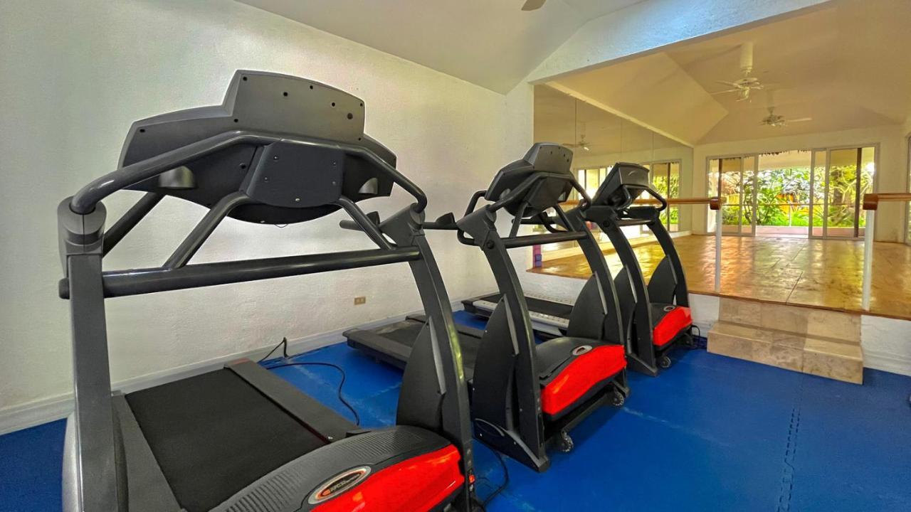 Coco Grove Beach Resort, Siquijor Island Ngoại thất bức ảnh Treadmills at the gym