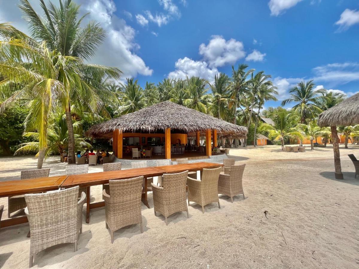 Coco Grove Beach Resort, Siquijor Island Ngoại thất bức ảnh The beach bar at the resort