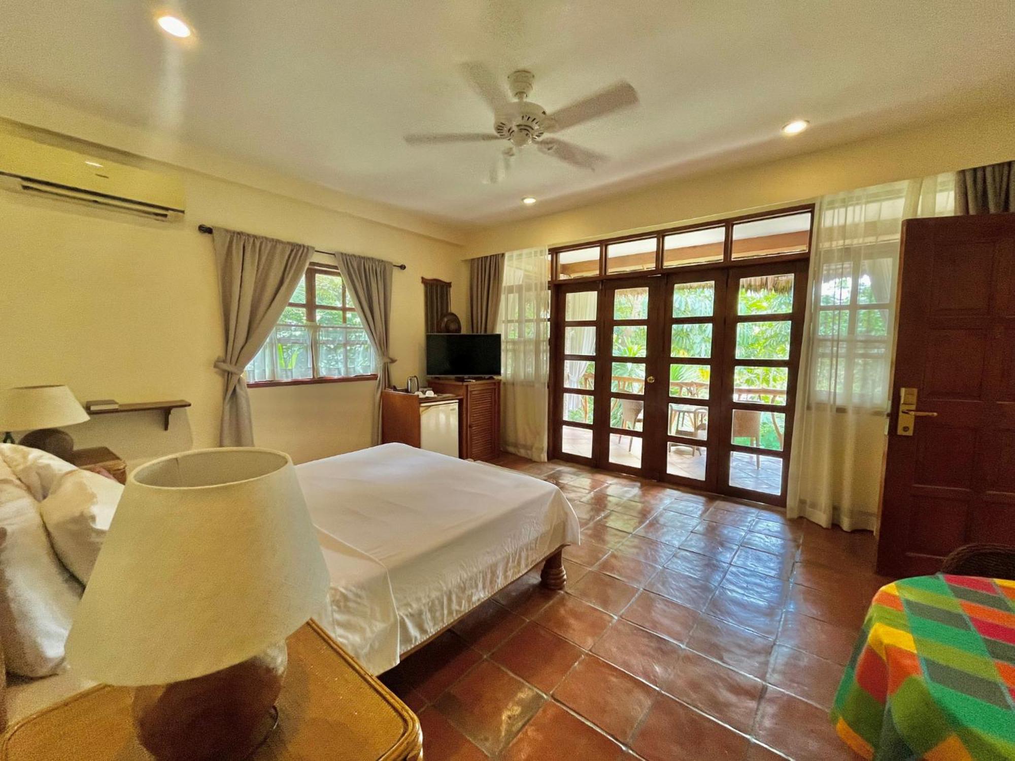 Coco Grove Beach Resort, Siquijor Island Ngoại thất bức ảnh A bedroom at the resort