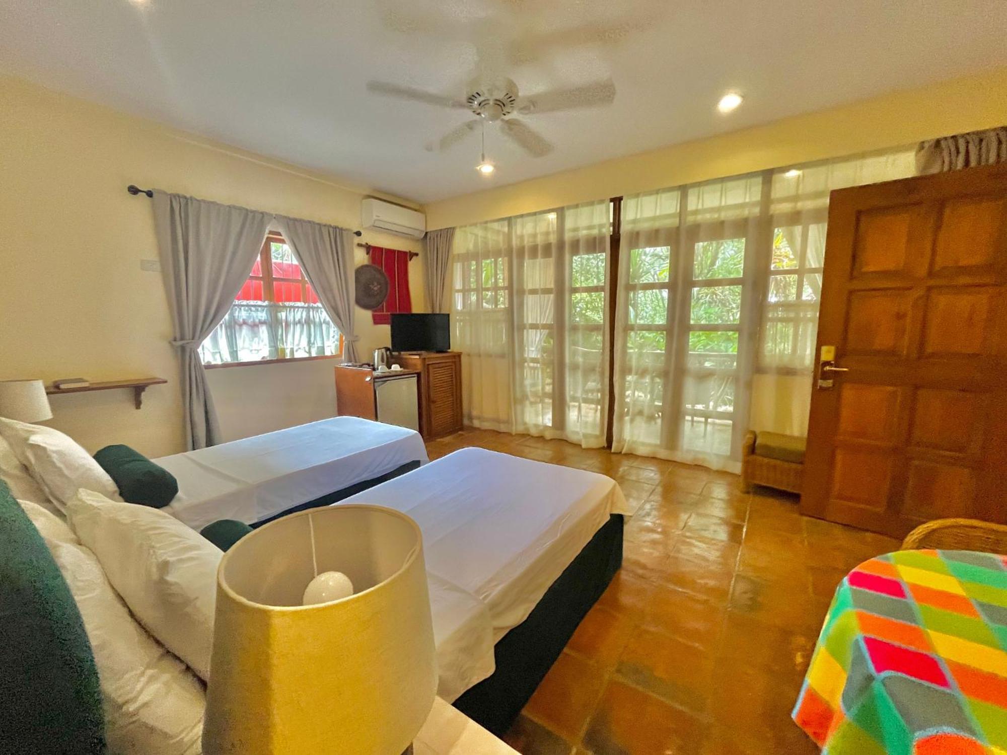 Coco Grove Beach Resort, Siquijor Island Ngoại thất bức ảnh A bedroom at the resort