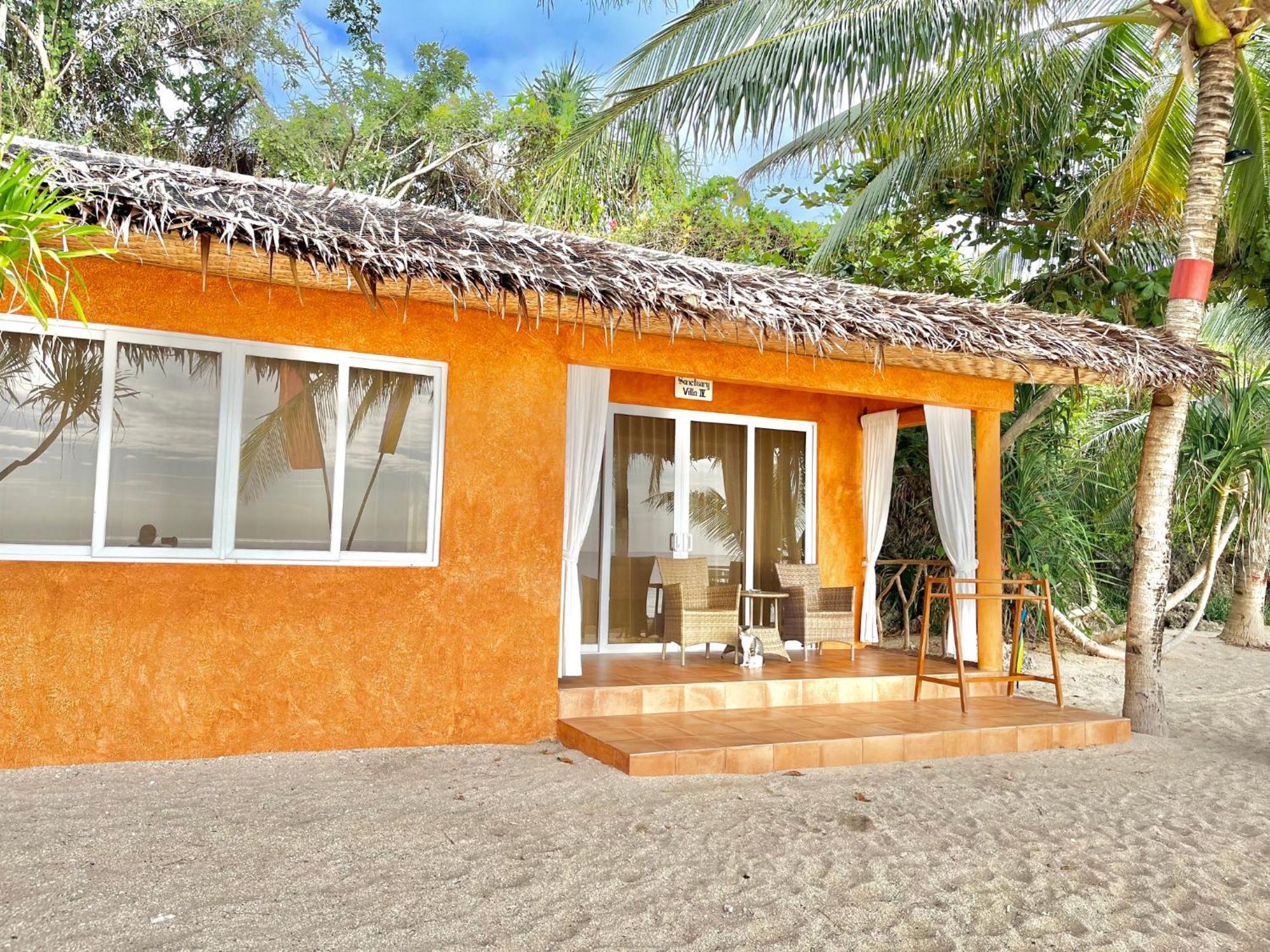 Coco Grove Beach Resort, Siquijor Island Phòng bức ảnh Beachfront cottage at the resort