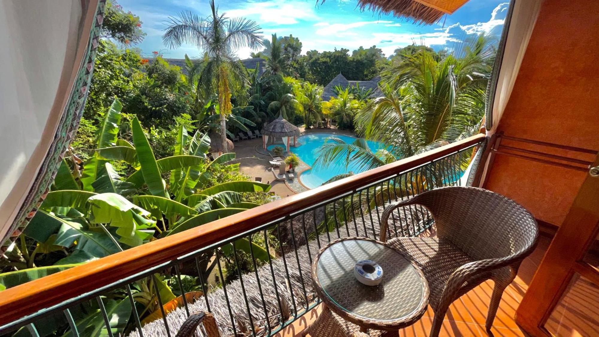 Coco Grove Beach Resort, Siquijor Island Phòng bức ảnh View from the balcony of a room at the resort