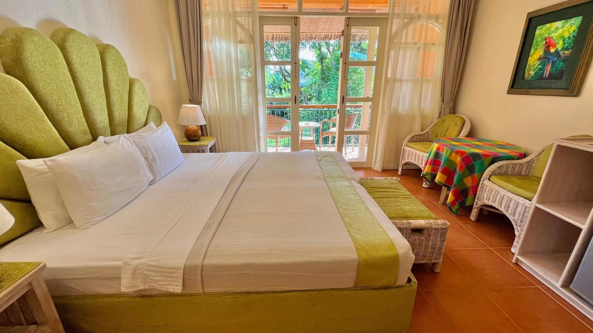 Coco Grove Beach Resort, Siquijor Island Phòng bức ảnh A room at the hotel