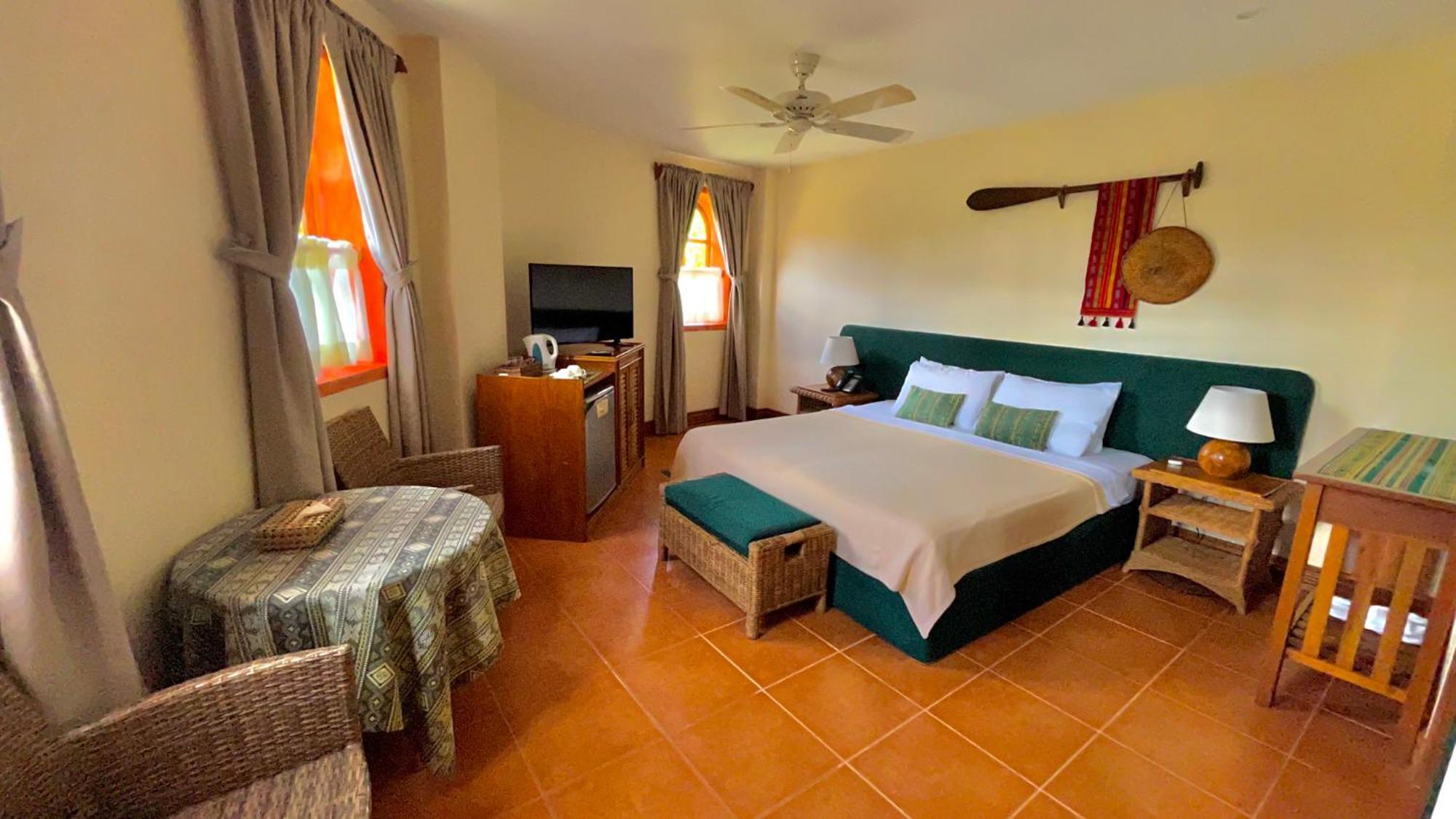 Coco Grove Beach Resort, Siquijor Island Phòng bức ảnh A room at the hotel
