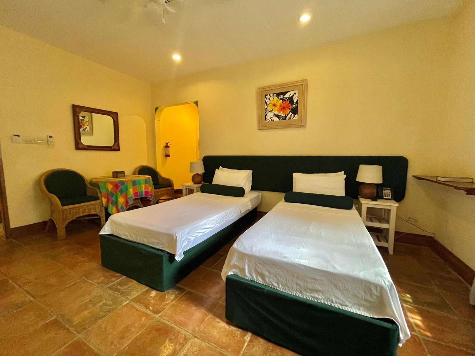 Coco Grove Beach Resort, Siquijor Island Phòng bức ảnh A room at the hotel