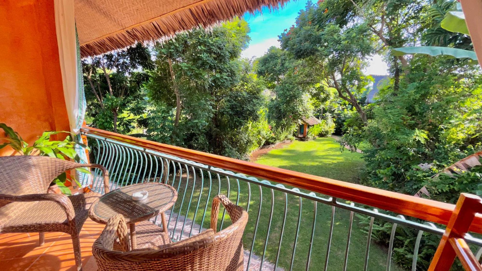 Coco Grove Beach Resort, Siquijor Island Phòng bức ảnh View from the balcony of a villa at the resort