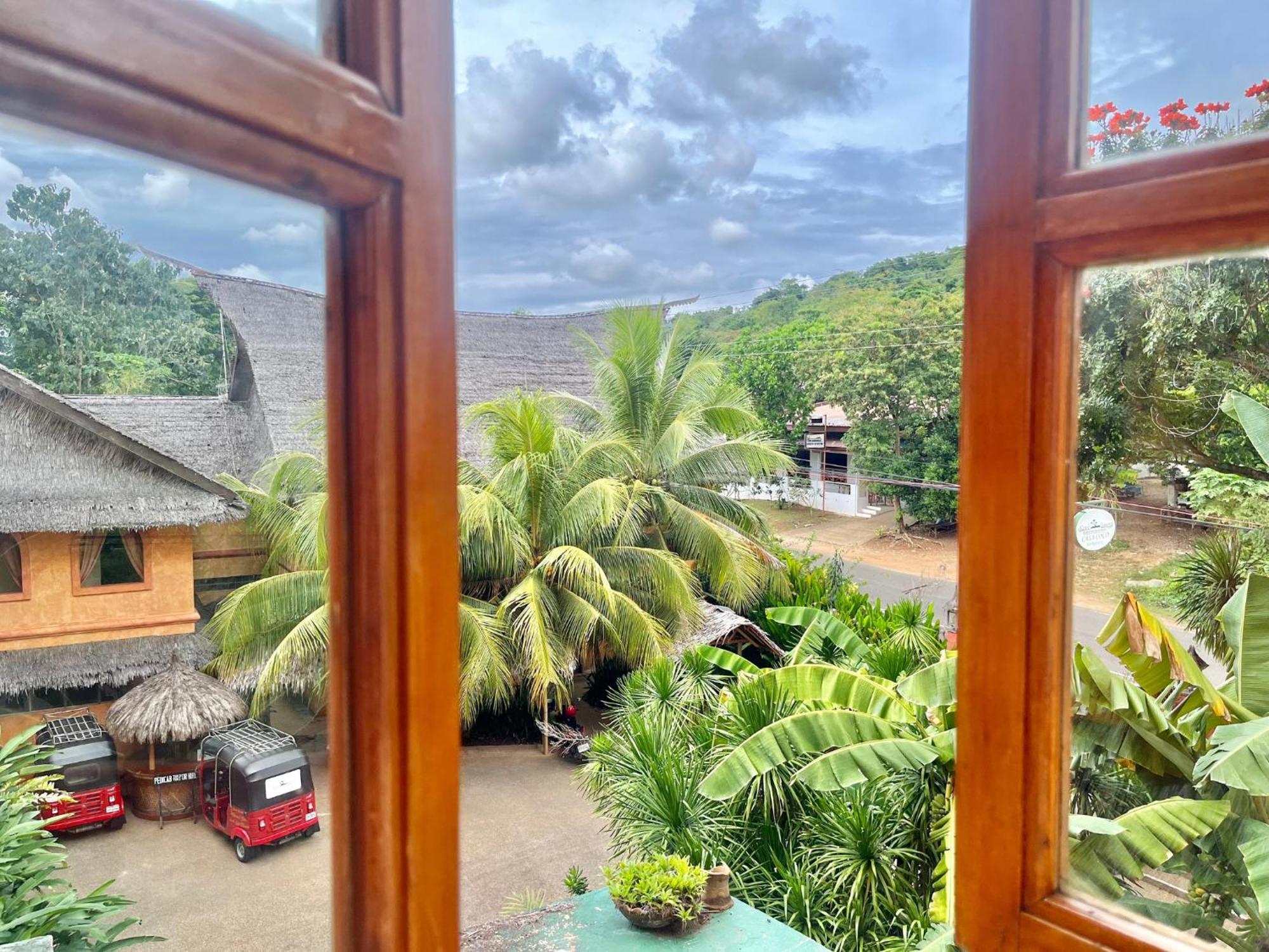 Coco Grove Beach Resort, Siquijor Island Phòng bức ảnh View from the window of a guest house in the village of Kumburupiddy