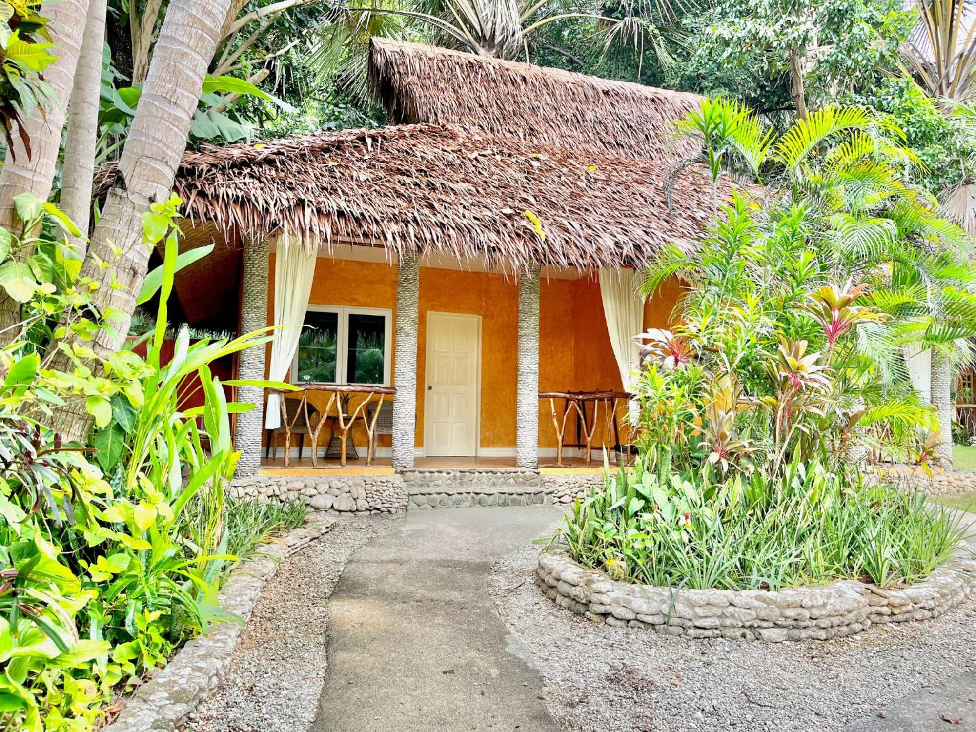 Coco Grove Beach Resort, Siquijor Island Phòng bức ảnh A bungalow at the resort